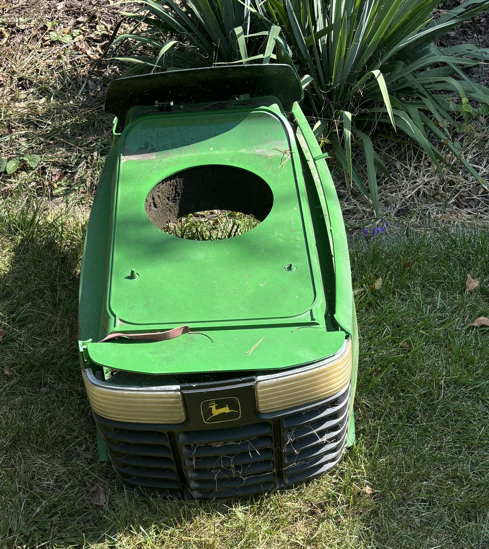 John Deere GT 235 Hood And Grill