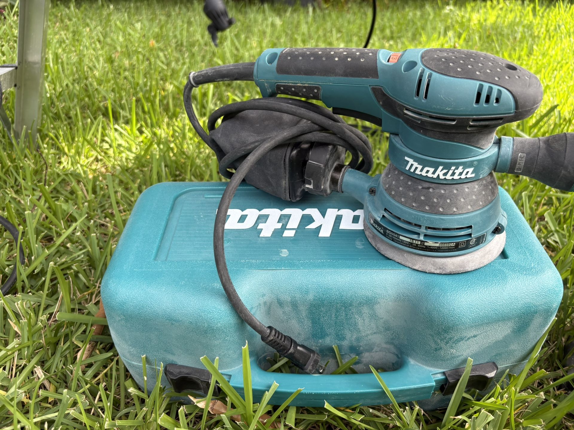 Makita corded orbit sander with case and discs