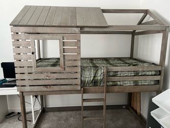 Twin size canopy bed with ladder