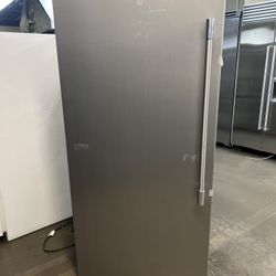 New Open Box Frigidaire Upright Freezer With Internal Ice Maker 