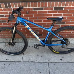 Trek Marlin 6 Gen 2 Mountain Bike