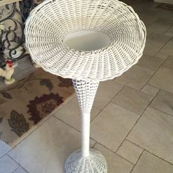 Wicker pilar for weddings