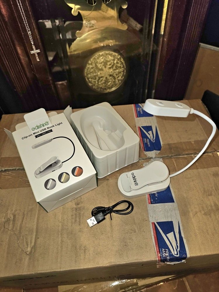 Will Take Best Offers Not Free Clip_on Mini USB BOOK LIGHT 3 Color New In The Box Never Benn Used