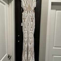 Wedding Gown With Sequins , Floor Length, Form Fitting  - M