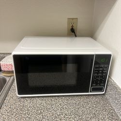 Mainstays 0.7 Cu ft Countertop Microwave Oven, 700 Watts, White