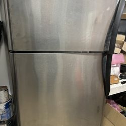 Frigider refrigerator 