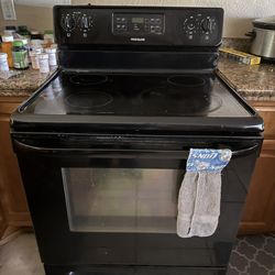 Frigidaire Electric Stove/Oven – Works Great