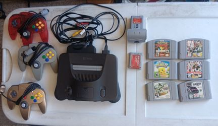 Nintendo 64 Bundle - 3 controllers, 6 games, memory card, memory card/rumble pack combo
