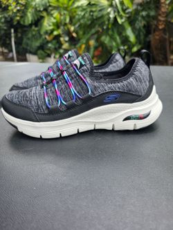 SKETCHERS TENNIS SHOES