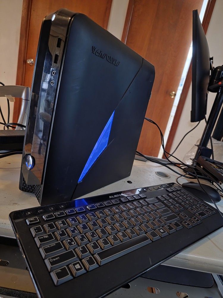Dell ALIENWARE GAMING PC. i7- 3.40GJz-CPU. 16GB Ram M.2 SSD 2TB HDD GPU: NVIDIA GTX