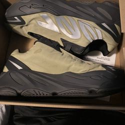 Adidas Yeezy 700 MNVN