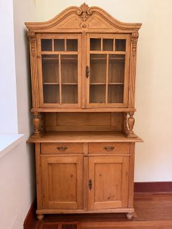 Beautiful Vintage pine hutch