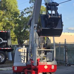 2015 TAKEUCHI TB125 MINI EXCAVATOR OPEN CAB WITH HAMMER LINE KIT THIRD VALVE & QUICK COUPLER
 
BRAND NEW RUBBER TRACKS