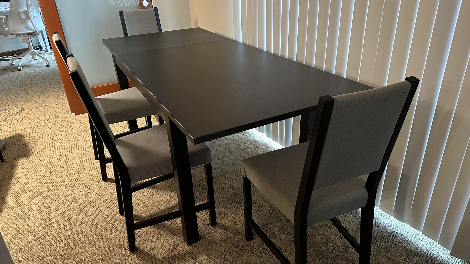 Extendable Dining Table w/ 4x Chairs