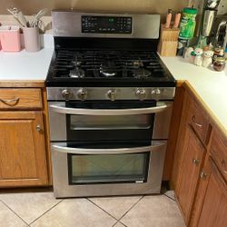 LG stove And Samsung Microwave 