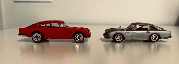 Aston Martin DB5 Die-Cast Model Cars Set of 2