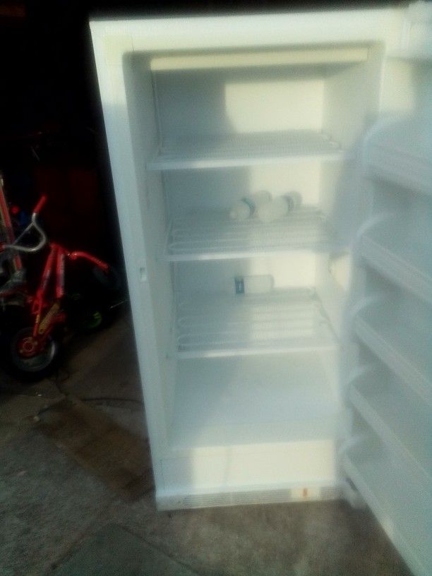 Frigidaire Freezer Upright Selfsealing 28 1/2inch Wide 59 Inch High