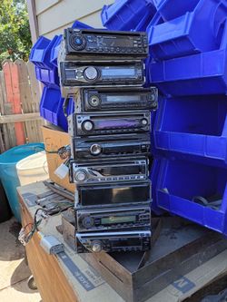 9 estereos de carro todos por 200 dólares