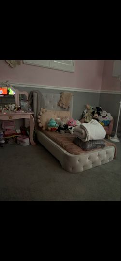 Kids Tufted Upholstered Twin Bed Frame
