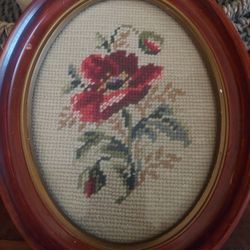 Beautiful Vintage Oval Framed Needlepoint Flower Artwork. 7x9