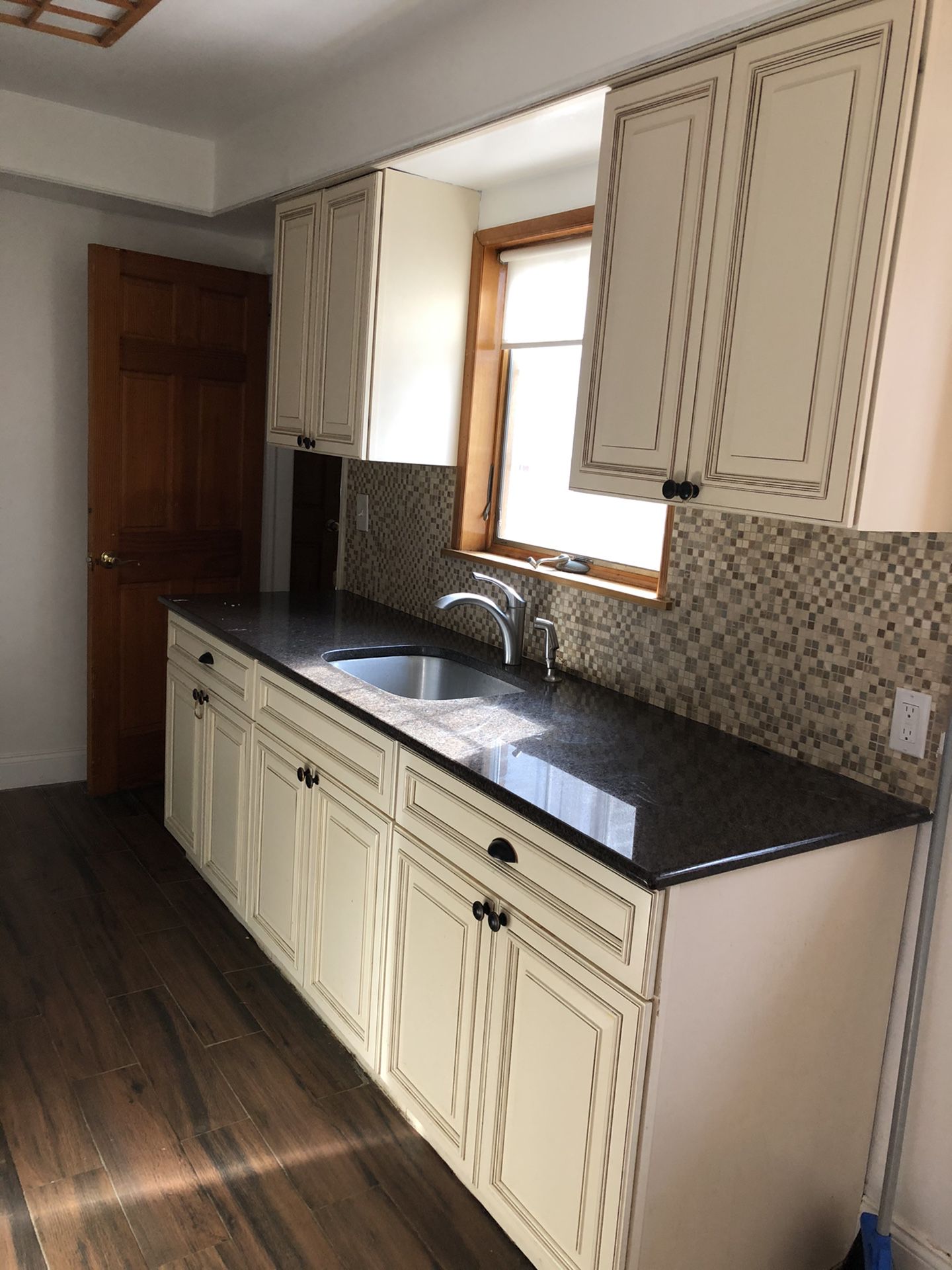 Full kitchen, granite counters + range!