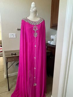 Pink *dara'a* (traditional long dress)