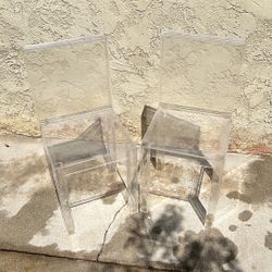 Dos. Sillas.  Transparentes.  De. Plexiglass. 
