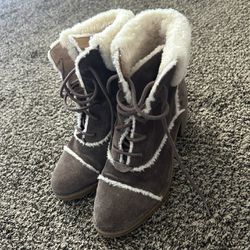 UGG Boots Womens Esterly Size 9  Sheepskin Suede