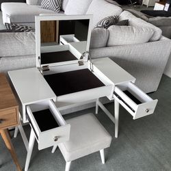 Thadamere Vanity/UPH Stool (2/CN)