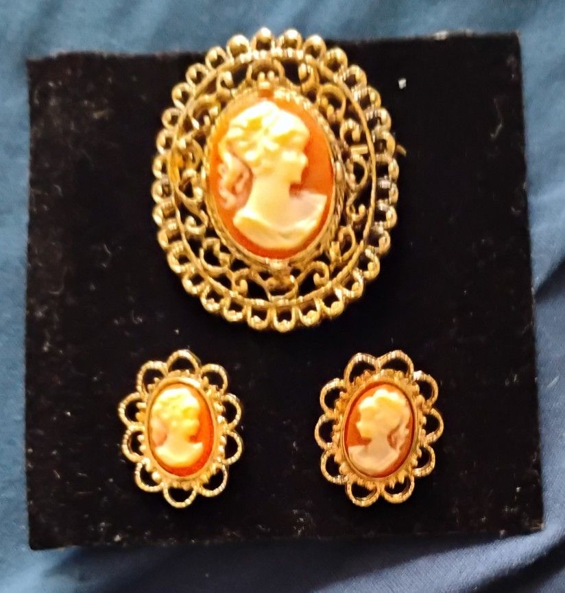 VINTAGE BEAUTIFUL GOLD TONE & EARRING SET