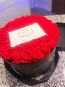 Venus et Fleur Large Round Eternity Rose Box – Red Roses, Black Box