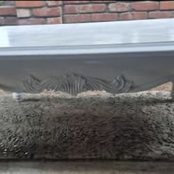 Big white solid wood coffee table from panorama city 
Height 20"
Width 36"
Length 50"
Delivering is extra DM me ...