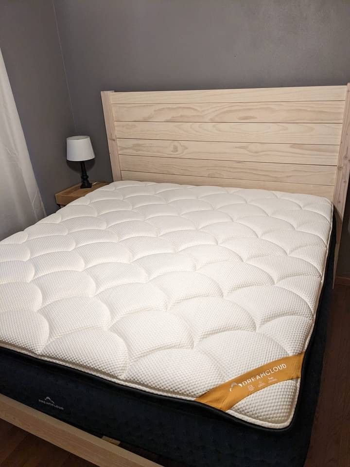Dreamcloud Premier Rest Pillow top Queen Size Mattress Like New