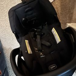 2 Evenflo Car Seats W Matching Base 
