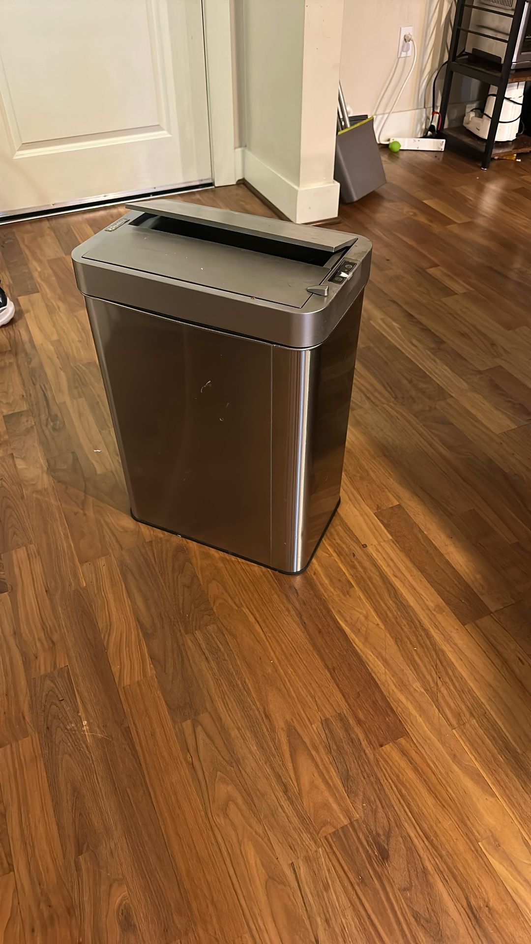 13 Gallon Trash Can With Malfunctioning Sensor