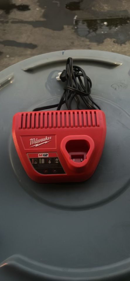 Milwaukee  M 12 Charger