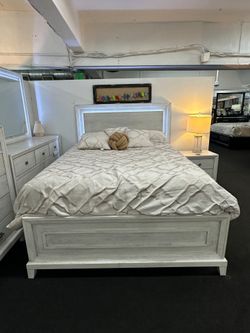 Eastern King Bed Built-In LED Lights Mattress Included.     Cama King Size Con Luz Led.  Colchon Incluido Nueva En Caja