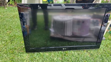 LG TV W/ WALL MOUNT INCLUDED