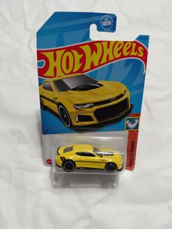 Mattel Hot Wheels 2017 Camaro ZL1 2023 Muscle Mania Play Vehicle, Yellow