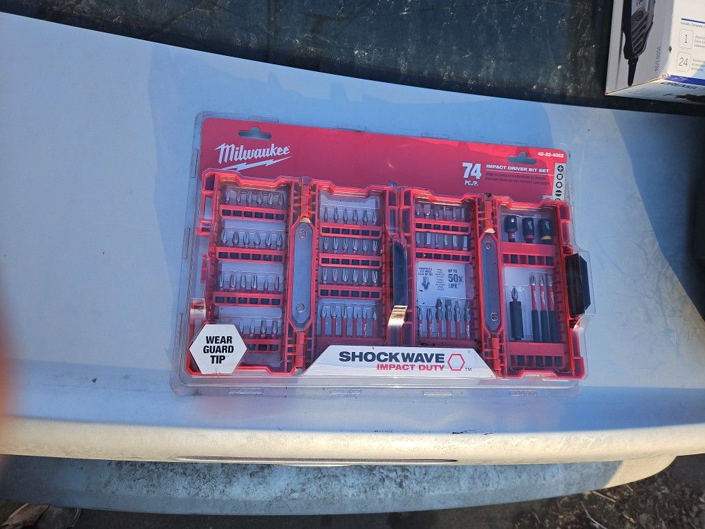 Milwaukee 72 PC Impact Driver Set