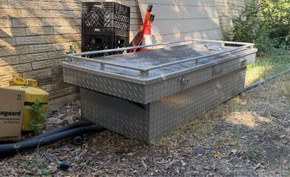 Aluminum tool box good condition just dirty comes wit key as well