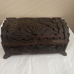 VINTAGE ANTIQUE HAND CARVED WOOD INTRICATE JEWELRY TRINKET BOX Footed 3D Effect