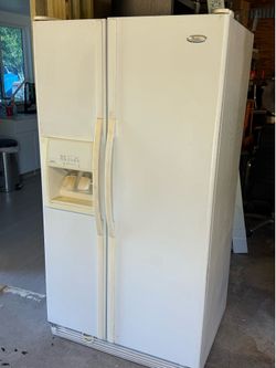 Whirlpool fridge 36in white with water and ice