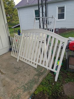 Baby bed needs mattress in good shape