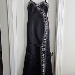 Elegant Black Evening Gown / Prom Dress – Rhinestones / Embroidered