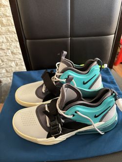 Tennis shoes
