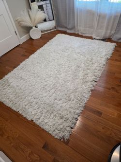 White shag rug 5'×7.7'
