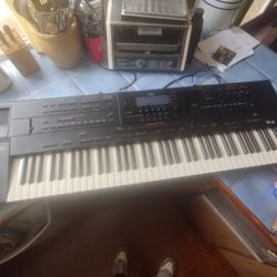 Roland G800 keyboard Workstation synthesizer 