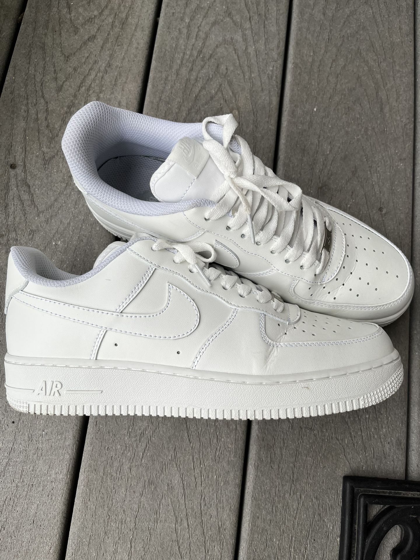 Men’s 11 White Air Force 1’s *fake*
