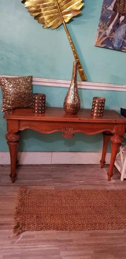 SUPER CUTE ENTRY TABLE OR TV STAND OR BUFFET AT PICKY PINCHERS 5912 54TH AVE N KENNETH CITY OPEN 12-6 FREE DELIVERY